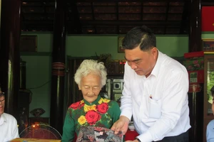 Nhận phụng dưỡng mẹ Việt Nam anh hùng Kiều Thị Nông