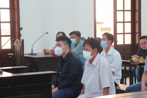 Lại hoãn xử vụ 2 cha con đánh gãy chân ông thợ hồ