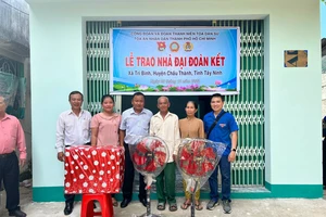 TAND TP.HCM tặng nhà đại đoàn kết và thẻ bảo hiểm y tế cho người dân khó khăn ở Tây Ninh