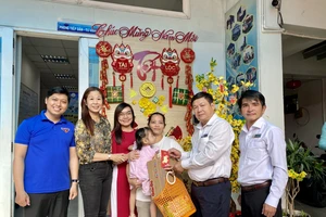 Tết ấm áp của 2 mẹ con phải “thế” căn cước vì nợ học phí