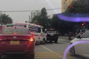 Có bắt buộc phải vượt đèn đỏ để nhường đường cho xe cứu thương?