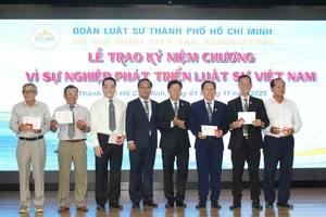 Trao kỷ niệm chương cho 341 luật sư thuộc Đoàn Luật sư TP.HCM