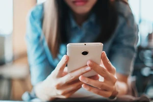 Nhờ bạn sạc hộ điện thoại rồi bị chiếm đoạt tiền