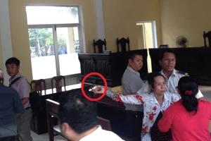 Lột guốc rượt đánh người bị kiện, chửi chủ tọa ngay tại tòa