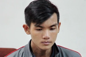 Lén quay cảnh nữ sinh viên đang tắm rồi tống tiền