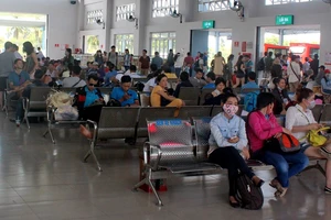 Hàng trăm hành khách 'dồn ứ' ở Bến xe Cần Thơ