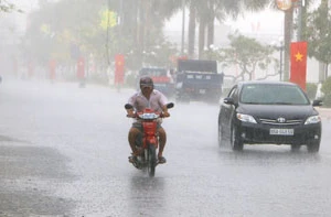 Mưa lớn ngập đường, giải cơn đại hạn mặn tại Hậu Giang