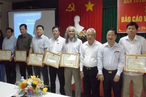 Chủ tịch TP Cần Thơ tặng bằng khen báo Pháp Luật TP.HCM