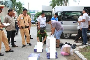 bắt thuốc lá lậu trên xe khách