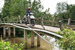 lan can cầu bị đập phá