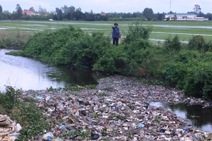 Huyện Cờ Đỏ khắc phục sự cố rác thải tràn ra ngoài kênh