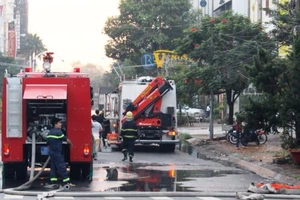 Giải cứu 4 người trong ngôi nhà lầu cháy ngùn ngụt