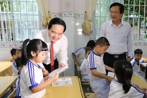 Bộ trưởng Phùng Quang Nhạ thăm lớp học Trường Tiểu học ở quận Ninh Kiều khi đến thăm và làm việc tại TP Cần Thơ trong các ngày 6 và 7/2
