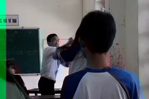 Thầy trò đánh nhau túi bụi trong lớp học 