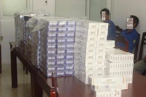 CSGT Cần Thơ bắt 4 xe ô tô khách chở thuốc lá lậu