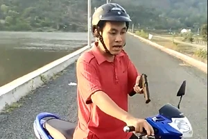 Dọa dân bằng súng giả, bị kỷ luật thật