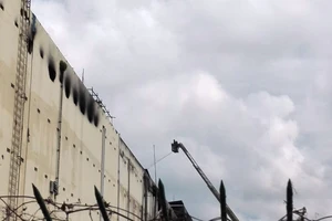 Cảnh sát vẫn phun nước vào đám cháy ở Cần Thơ 