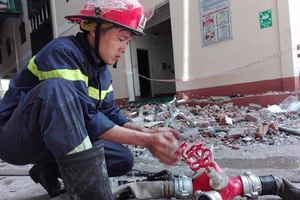 Cảnh sát PCCC và Công an Cần Thơ căng mình “hậu” cháy