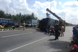 Tránh xe máy, xe buýt bị lật khiến 8 người thương vong