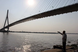 Vợ ngất xỉu khi chứng kiến chồng nhảy cầu Cần Thơ