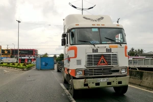 Thót tim container rơi xuống đường suýt đè chết 5 người