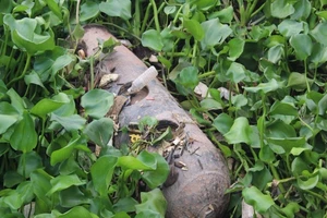 Quả bom khổng lồ nằm 'phơi mình' dưới bãi sông