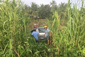 Ôtô tông hàng loạt người thương vong rồi lao xuống sông