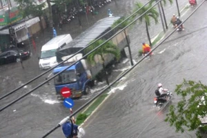 Mưa lớn biến đường phố Cần Thơ thành sông