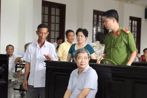 Trưởng phòng Công thương ở Vĩnh Long hầu tòa vì tham ô