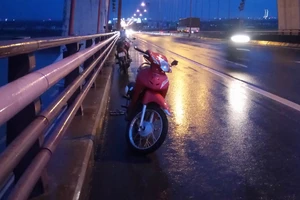 1 phụ nữ từ cầu Cần Thơ lao mình xuống sông Hậu