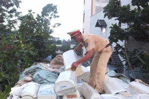 CSGT Tiền Giang bắt xe chở 469 máy lạnh cũ, nhập lậu