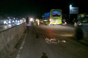 Dẫn xe đạp qua đường bị mô tô tông tử vong