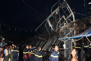 Cháy chợ đêm ở Phú Quốc, lửa thiêu rụi 9 gian hàng