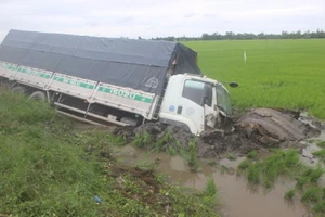 Xe tải tông người rồi cắm sâu dưới ruộng