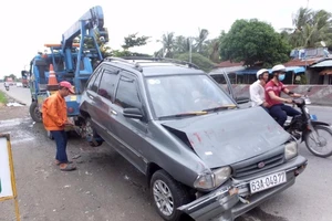 4 xe tông nhau gần cầu Rượu, hàng chục khách hoảng loạn