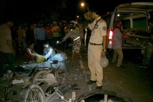 Hai xe máy đối đầu, 2 người chết, 1 người nhập viện