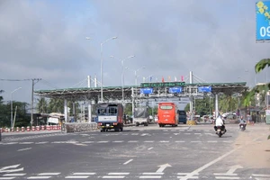 Sáng 21-8, BOT Cai Lậy tiếp tục bỏ ngỏ cho xe qua lại