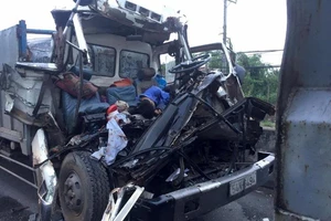 Xe tải húc đuôi ô tô đậu giữa đường, 2 người tử vong