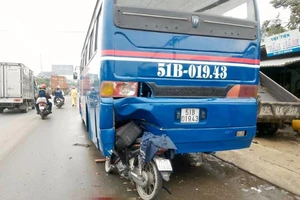 Xe máy dính chặt vào đuôi ô tô khách đang dừng sửa chữa