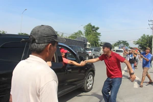 Chùm ảnh: 1 số người vỗ tay khi BOT Cai Lậy 'thất thủ' 