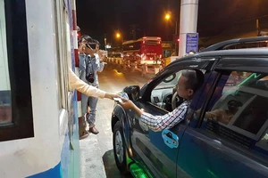 BOT Cai Lậy thu phí trở lại lúc gần nửa đêm 1-12