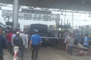  Rối beng tại BOT Cai Lậy, xe hất tung barie 