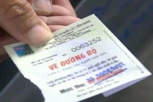 ài xế thắc mắc về việc dùng vé cũ rồi xóa đi mệnh giá cũ và đóng mộc mức giá mới vào là không hợp pháp (ảnh THÁI VŨ)