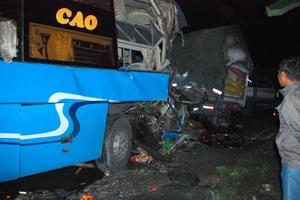 Tai nạn xe giường nằm trên QL1A, 13 người thương vong