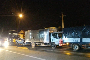 4 ô tô tông liên hoàn trên đường dẫn cao tốc