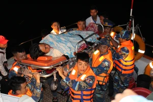 Cảnh sát biển chuyển kịp 1 ca chấn thương sọ não vào bờ