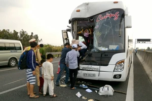 Tông xe ở cao tốc TP.HCM-Trung Lương, 6 người bị thương