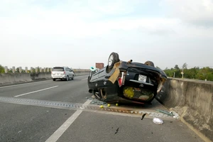 Ô tô phơi bụng trên cao tốc, 4 người thoát chết