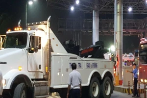 Xe cẩu hạng nặng được điều vào BOT Cần Thơ –Phụng Hiệp