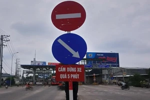 Các BOT ở miền Tây cắm biển 'Cấm dừng xe quá 5 phút'